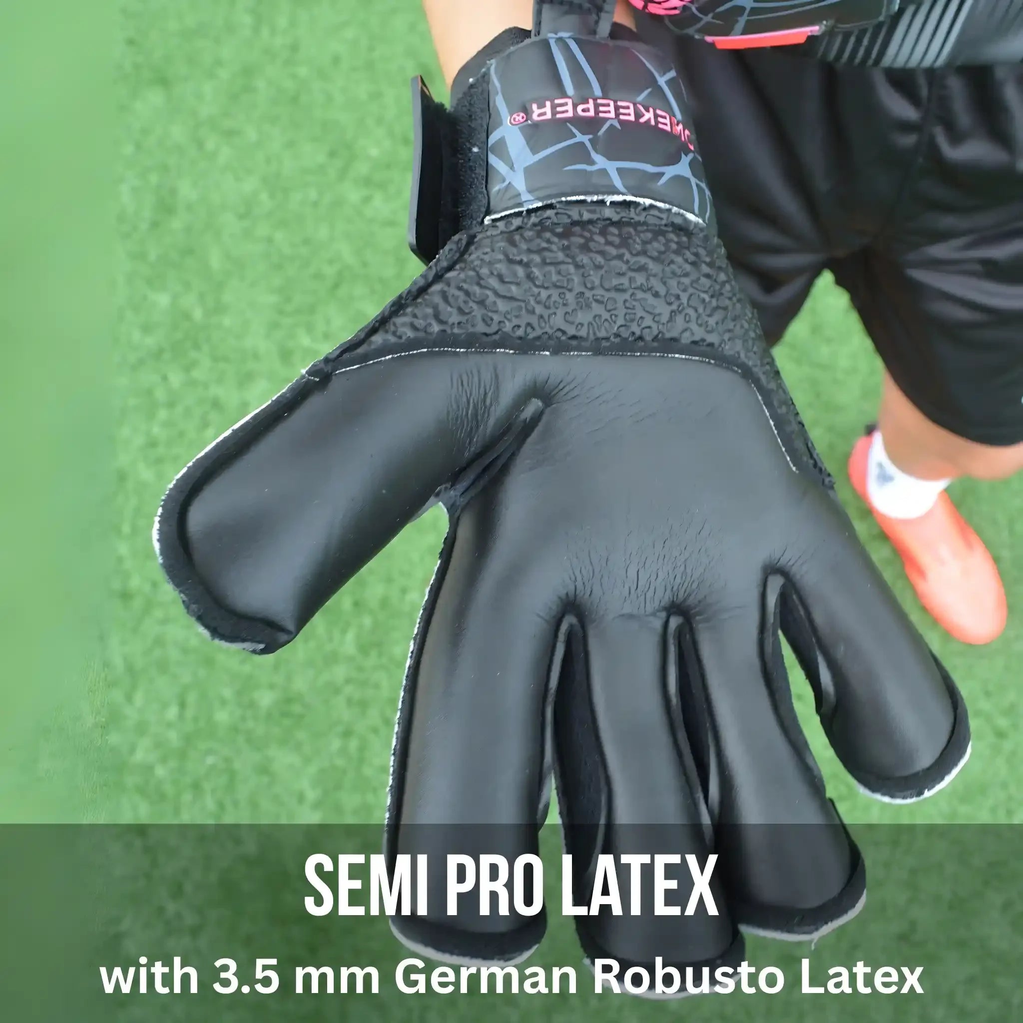 ONEKEEPER Vector Evolution Black and Pink with semi-pro latex glove held by a person on a green field, with text indicating German Robusto Latex.