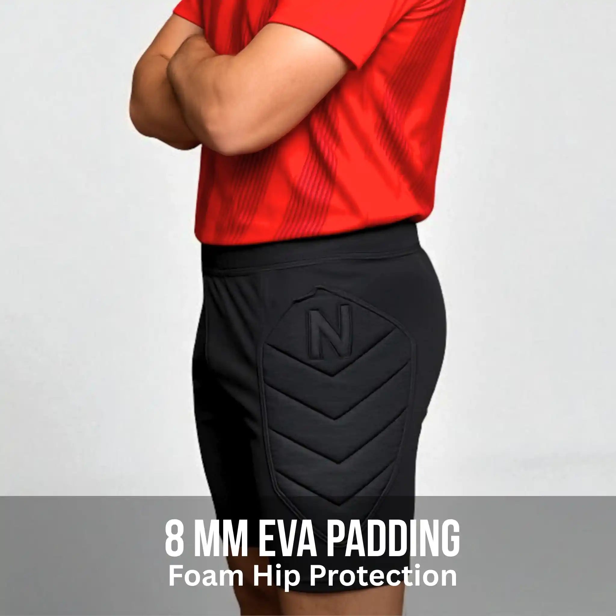 Person wearing a red shirt and onekeeper black protective hip pad with 8 mm EVA padding on a gray background